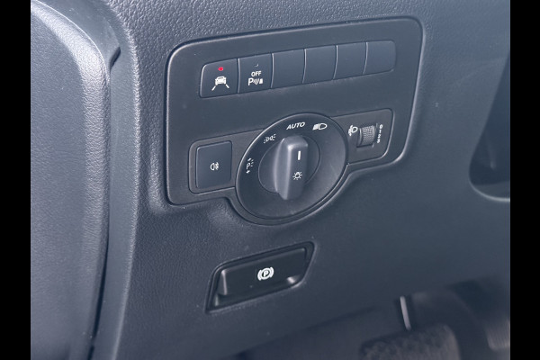 Mercedes-Benz Vito 114CDI 136pk AUT-7 Lang Trekhaak Euro-6 Airco Cruise Control Bluetooth Lane Asist Pdc Betonplex Vloer Wandbetimmering Kast inbouw Achter+Geblindeerde-Raam Schuifdeur 1e Eigenaar 2.000KG Trekgewicht Nette Bus!
