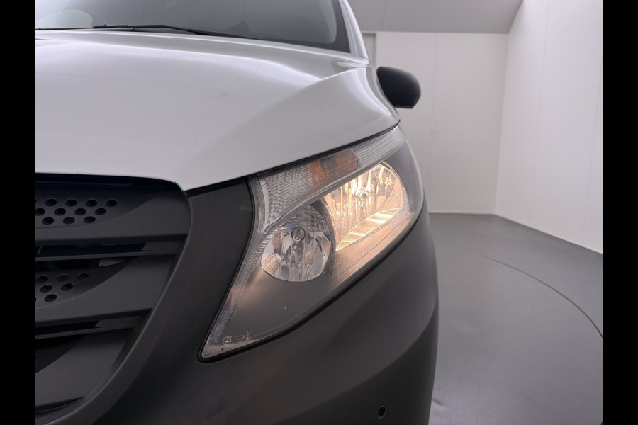 Mercedes-Benz Vito 114CDI 136pk AUT-7 Lang Trekhaak Euro-6 Airco Cruise Control Bluetooth Lane Asist Pdc Betonplex Vloer Wandbetimmering Kast inbouw Achter+Geblindeerde-Raam Schuifdeur 1e Eigenaar 2.000KG Trekgewicht Nette Bus!