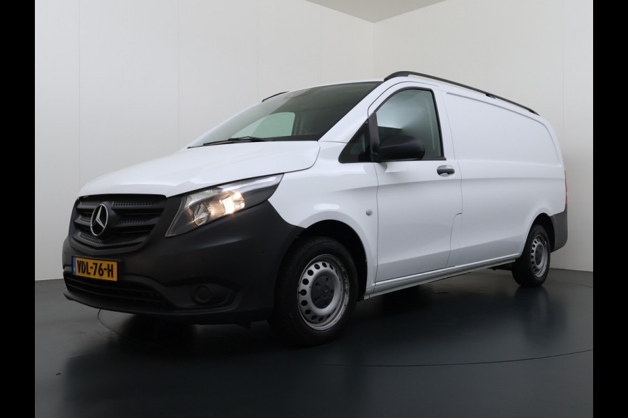 Mercedes-Benz Vito 114CDI 136pk AUT-7 Lang Trekhaak Euro-6 Airco Cruise Control Bluetooth Lane Asist Pdc Betonplex Vloer Wandbetimmering Kast inbouw Achter+Geblindeerde-Raam Schuifdeur 1e Eigenaar 2.000KG Trekgewicht Nette Bus!