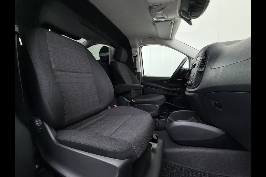 Mercedes-Benz Vito 114CDI 136pk AUT-7 Lang Trekhaak Euro-6 Airco Cruise Control Bluetooth Lane Asist Pdc Betonplex Vloer Wandbetimmering Kast inbouw Achter+Geblindeerde-Raam Schuifdeur 1e Eigenaar 2.000KG Trekgewicht Nette Bus!