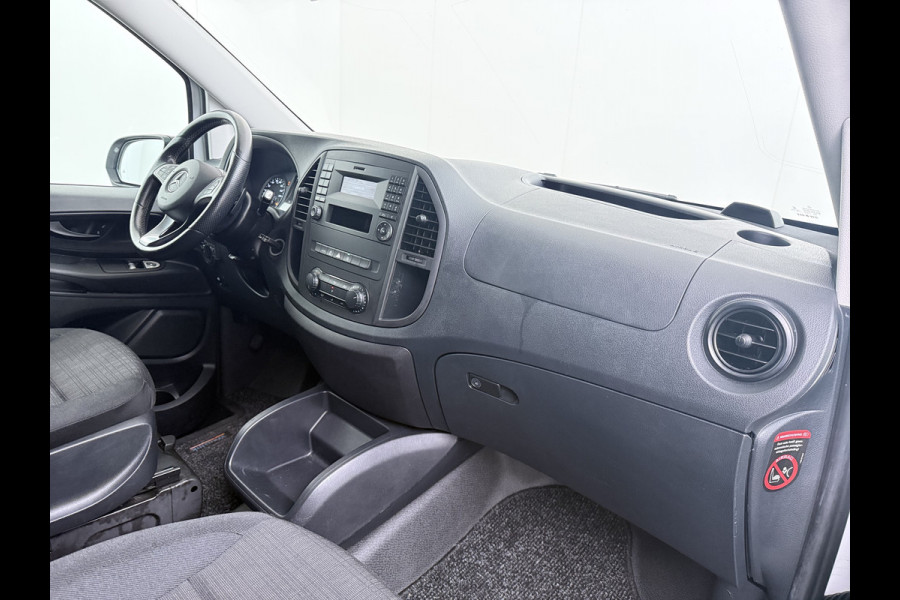 Mercedes-Benz Vito 114CDI 136pk AUT-7 Lang Trekhaak Euro-6 Airco Cruise Control Bluetooth Lane Asist Pdc Betonplex Vloer Wandbetimmering Kast inbouw Achter+Geblindeerde-Raam Schuifdeur 1e Eigenaar 2.000KG Trekgewicht Nette Bus!