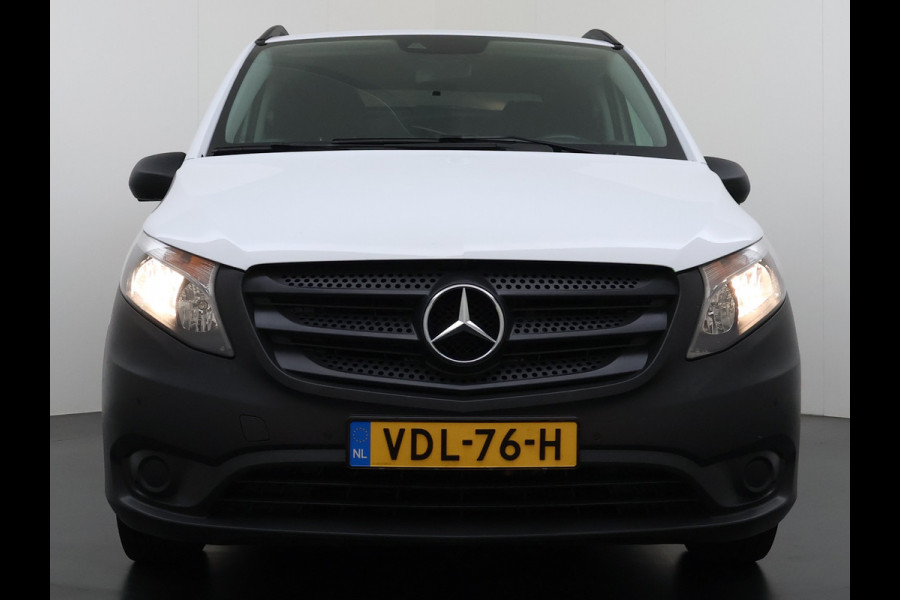 Mercedes-Benz Vito 114CDI 136pk AUT-7 Lang Trekhaak Euro-6 Airco Cruise Control Bluetooth Lane Asist Pdc Betonplex Vloer Wandbetimmering Kast inbouw Achter+Geblindeerde-Raam Schuifdeur 1e Eigenaar 2.000KG Trekgewicht Nette Bus!