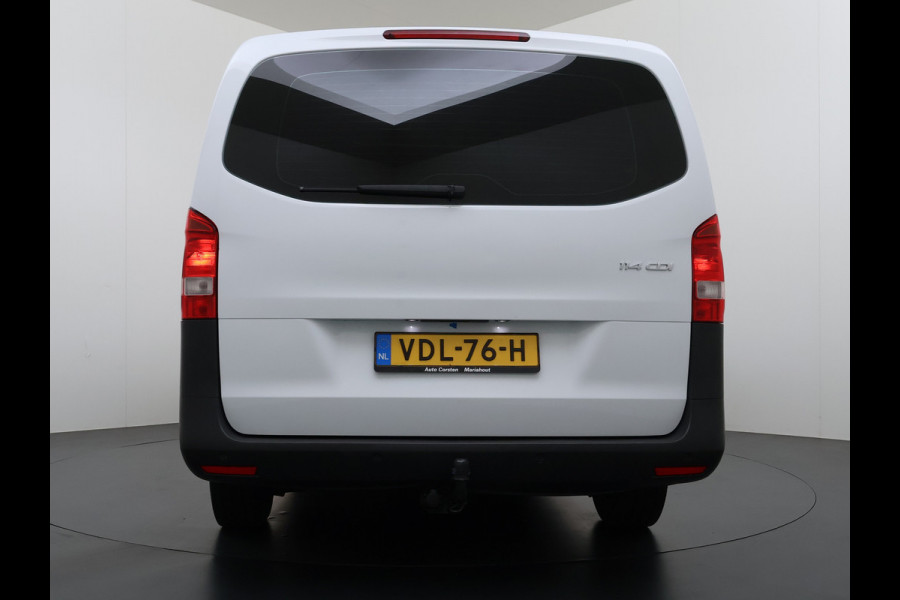 Mercedes-Benz Vito 114CDI 136pk AUT-7 Lang Trekhaak Euro-6 Airco Cruise Control Bluetooth Lane Asist Pdc Betonplex Vloer Wandbetimmering Kast inbouw Achter+Geblindeerde-Raam Schuifdeur 1e Eigenaar 2.000KG Trekgewicht Nette Bus!