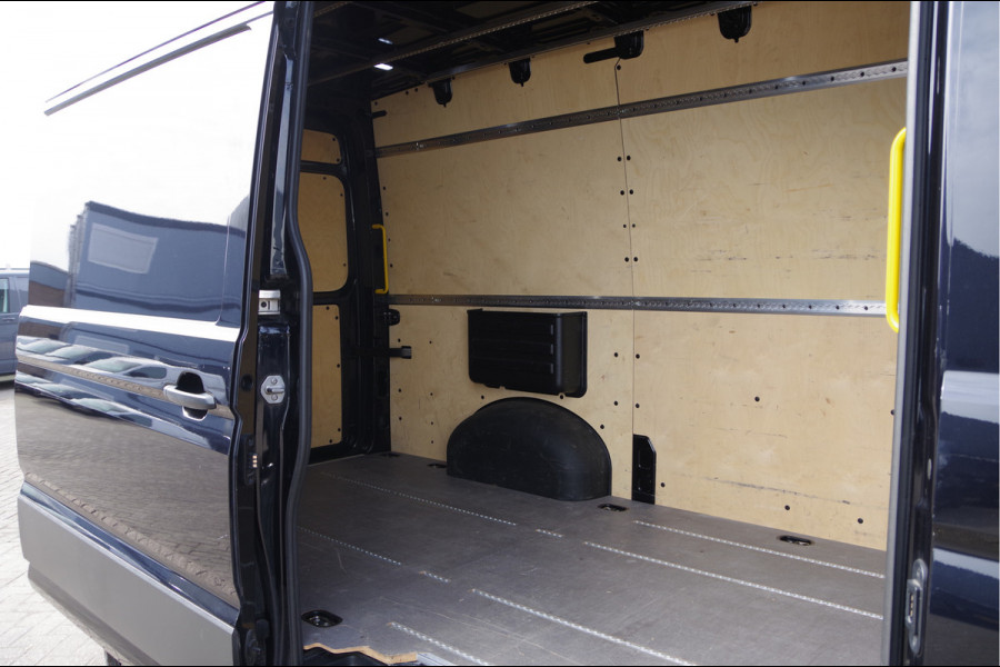 Volkswagen Crafter 35 2.0 TDI L3H3(L2H2) 177PK AUT. LED, ADAPT. CRUISE, STOELVERWARMING, STANDKACHEL, ERGO COMFORT STOEL GEV, CAMERA, NAVI, CLIMA,