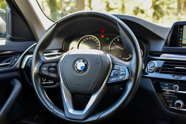 BMW 5 Serie Touring 520i Executive | Trekhaak | Navigatie | Stoelverwarming | Cruise