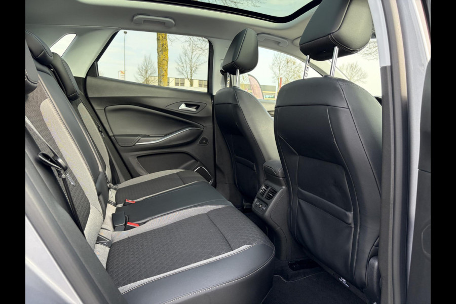 Opel Grandland X 1.2 Turbo Ultimate 1e Eigenaar,360° Camera,Pano,Navi,Stoelverw,Keyless,Rijstrooksensor,BSD,131pk,6 Bak,N.A.P,Pdc V+A,Lm velgen,Halfleder,Dealer Onderhouden,Net beurt gehad,Apk tot 01-2027