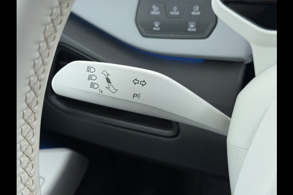 Volkswagen ID.3 First Plus 62kWh Navi-Pro Camera Matrix-Led/Dynamisch Adap.Cruise 19" Apple Carplay Android SOH 92% Ecc Pdc Stoel+Stuurverwarming Lmv Keyless advanced Zwarte-Hemel Wifi DAB Regen-Lichtsensor Isofix Zeer complete 1st Plus!