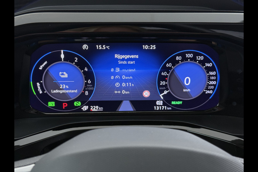 Volkswagen Multivan Bulli 218PK eHybrid AUT-6 Pano-Dak Navi 3-Zone Ecc Cruise Control Camera Trekhaak Apple Carplay Android Pdc Stoelverwarming Life 2+2+2 Premium Zitopstelling Keyless Lmv 19" Easy Open Pack Privacy Glas Elek.Achterklep Led Origineel Nederlandse Bus Dealeronderhouden 1.600kg trekvermogen