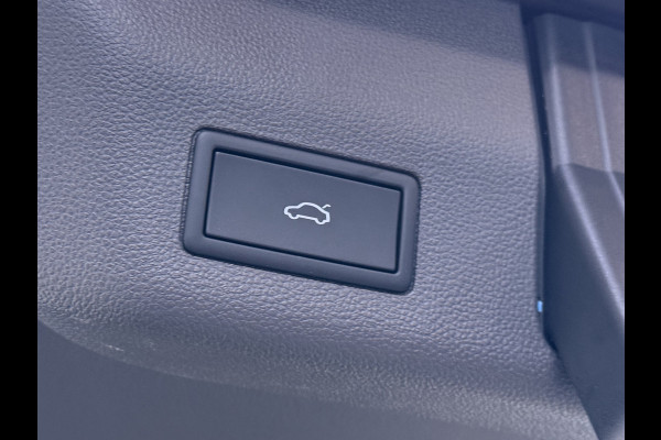 Volkswagen Multivan Bulli 218PK eHybrid AUT-6 Pano-Dak Navi 3-Zone Ecc Cruise Control Camera Trekhaak Apple Carplay Android Pdc Stoelverwarming Life 2+2+2 Premium Zitopstelling Keyless Lmv 19" Easy Open Pack Privacy Glas Elek.Achterklep Led Origineel Nederlandse Bus Dealeronderhouden 1.600kg trekvermogen