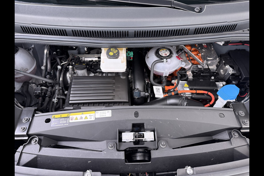 Volkswagen Multivan Bulli 218PK eHybrid AUT-6 Pano-Dak Navi 3-Zone Ecc Cruise Control Camera Trekhaak Apple Carplay Android Pdc Stoelverwarming Life 2+2+2 Premium Zitopstelling Keyless Lmv 19" Easy Open Pack Privacy Glas Elek.Achterklep Led Origineel Nederlandse Bus Dealeronderhouden 1.600kg trekvermogen