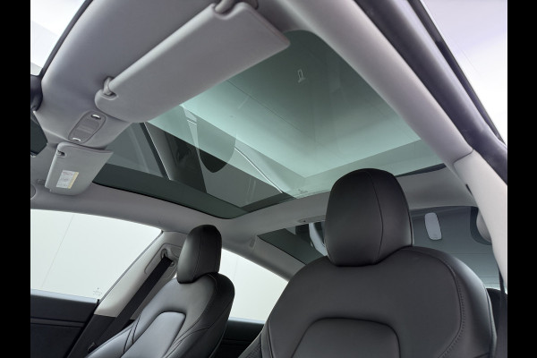 Tesla Model 3 SR+ 325PK LFP-Accu (dus altijd 100% laden) AutoPilot Leer Pano-Dak Adaptive Cruise Lmv 18" Camera's Elektr.-Stuur+Stoelen+Spiege Ecc Navi Led DAB Voorverwarmen interieur via App Keyless One-Pedal-Drive 1e Eigenaar Origineel Nederlandse Auto LFP accu dus 100% opladen!