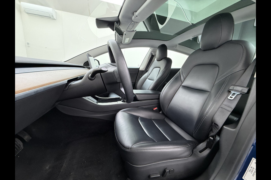 Tesla Model 3 SR+ 325PK LFP-Accu (dus altijd 100% laden) AutoPilot Leer Pano-Dak Adaptive Cruise Lmv 18" Camera's Elektr.-Stuur+Stoelen+Spiege Ecc Navi Led DAB Voorverwarmen interieur via App Keyless One-Pedal-Drive 1e Eigenaar Origineel Nederlandse Auto LFP accu dus 100% opladen!