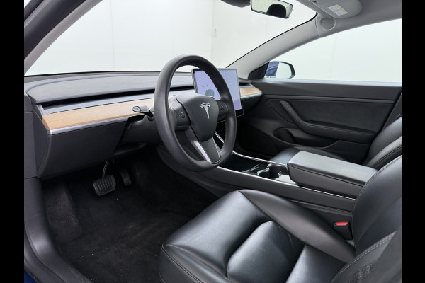 Tesla Model 3 SR+ 325PK LFP-Accu (dus altijd 100% laden) AutoPilot Leer Pano-Dak Adaptive Cruise Lmv 18" Camera's Elektr.-Stuur+Stoelen+Spiege Ecc Navi Led DAB Voorverwarmen interieur via App Keyless One-Pedal-Drive 1e Eigenaar Origineel Nederlandse Auto LFP accu dus 100% opladen!
