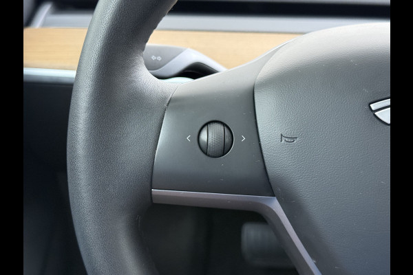 Tesla Model 3 SR+ 325PK LFP-Accu (dus altijd 100% laden) AutoPilot Leer Pano-Dak Adaptive Cruise Lmv 18" Camera's Elektr.-Stuur+Stoelen+Spiege Ecc Navi Led DAB Voorverwarmen interieur via App Keyless One-Pedal-Drive 1e Eigenaar Origineel Nederlandse Auto LFP accu dus 100% opladen!