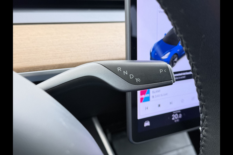 Tesla Model 3 SR+ 325PK LFP-Accu (dus altijd 100% laden) AutoPilot Leer Pano-Dak Adaptive Cruise Lmv 18" Camera's Elektr.-Stuur+Stoelen+Spiege Ecc Navi Led DAB Voorverwarmen interieur via App Keyless One-Pedal-Drive 1e Eigenaar Origineel Nederlandse Auto LFP accu dus 100% opladen!