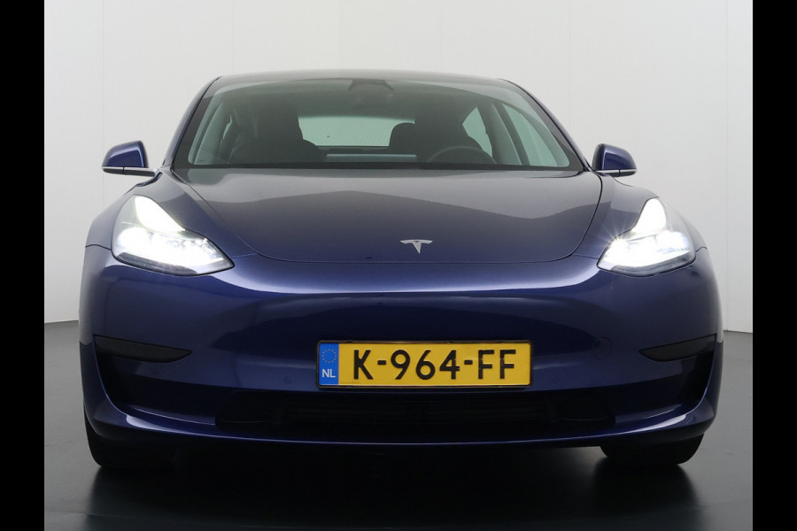 Tesla Model 3 SR+ 325PK LFP-Accu (dus altijd 100% laden) AutoPilot Leer Pano-Dak Adaptive Cruise Lmv 18" Camera's Elektr.-Stuur+Stoelen+Spiege Ecc Navi Led DAB Voorverwarmen interieur via App Keyless One-Pedal-Drive 1e Eigenaar Origineel Nederlandse Auto LFP accu dus 100% opladen!