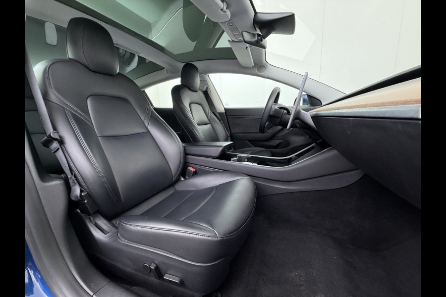 Tesla Model 3 SR+ 325PK LFP-Accu (dus altijd 100% laden) AutoPilot Leer Pano-Dak Adaptive Cruise Lmv 18" Camera's Elektr.-Stuur+Stoelen+Spiege Ecc Navi Led DAB Voorverwarmen interieur via App Keyless One-Pedal-Drive 1e Eigenaar Origineel Nederlandse Auto LFP accu dus 100% opladen!
