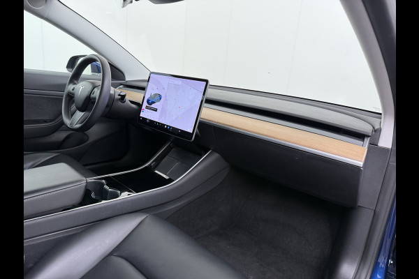 Tesla Model 3 SR+ 325PK LFP-Accu (dus altijd 100% laden) AutoPilot Leer Pano-Dak Adaptive Cruise Lmv 18" Camera's Elektr.-Stuur+Stoelen+Spiege Ecc Navi Led DAB Voorverwarmen interieur via App Keyless One-Pedal-Drive 1e Eigenaar Origineel Nederlandse Auto LFP accu dus 100% opladen!