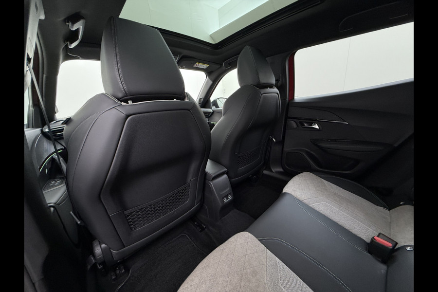 Peugeot e-2008 EV GT 50kWh Pano-Dak 360°Camera 3-fase 18" 1/2 Leer/Alcantara Adaptive-Cruise 3D-Navi ParkAssist PDC-a+v Ecc Stoelverwarming App SOH 91% Keyless Led LmvPrivacy Glas BlindSpot Assist Lane Assist Isofix DAB+ Regen-Lichtsensor Dealeronderhouden € 40.000 nieuw!