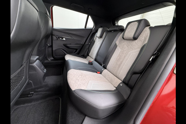Peugeot e-2008 EV GT 50kWh Pano-Dak 360°Camera 3-fase 18" 1/2 Leer/Alcantara Adaptive-Cruise 3D-Navi ParkAssist PDC-a+v Ecc Stoelverwarming App SOH 91% Keyless Led LmvPrivacy Glas BlindSpot Assist Lane Assist Isofix DAB+ Regen-Lichtsensor Dealeronderhouden € 40.000 nieuw!