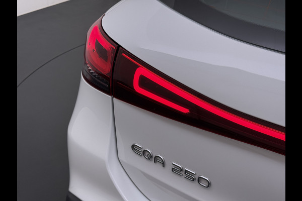 Mercedes-Benz EQA 250 Luxury 69kWh Adap.Cruise Apple Carplay Android Auto Navi Ecc Camera Stoelverwarming Pdc Elek.Achterklep Keyelss Business Sol Connectiviteitspakket High Performance LED Comfortstoelen Lmv DAB Advanced-Pack 1e Eigenaar Origineel Nederlandse Auto