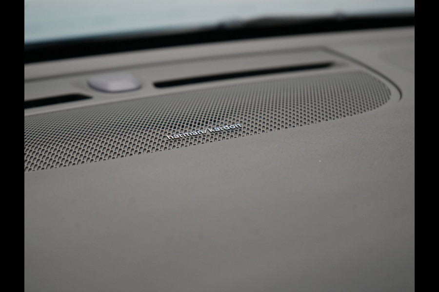 Volvo XC40 T4 Ultimate Bright PHEV 211pk Dealer O.H. | Adaptive Cruise | 360 Camera | Harman / Kardon | Alcantara Sportstoelen Memory | Apple Carplay | Stuur Verwarmd | Blis | Keyless | Navigatie | DAB | Plug In Hybrid |