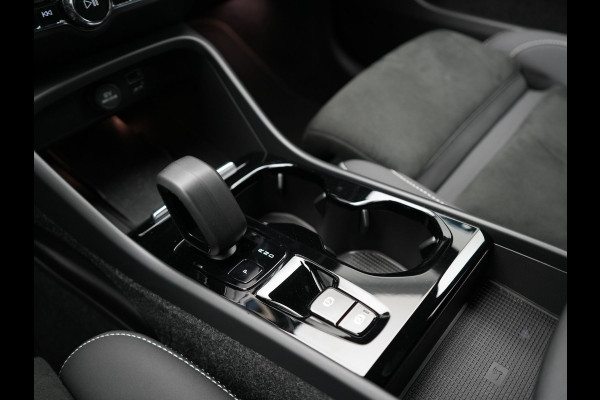 Volvo XC40 T4 Ultimate Bright PHEV 211pk Dealer O.H. | Adaptive Cruise | 360 Camera | Harman / Kardon | Alcantara Sportstoelen Memory | Apple Carplay | Stuur Verwarmd | Blis | Keyless | Navigatie | DAB | Plug In Hybrid |