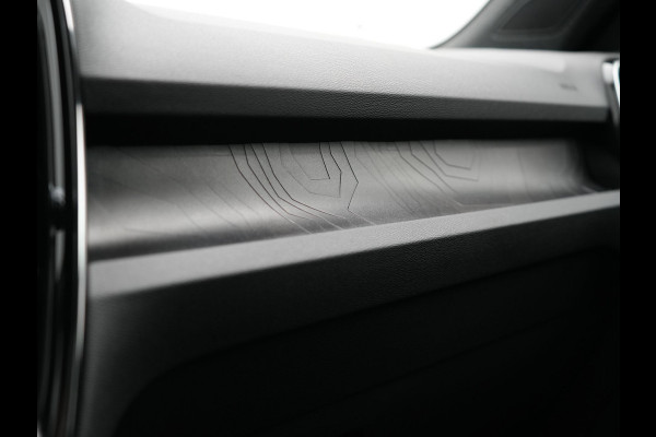 Volvo XC40 T4 Ultimate Bright PHEV 211pk Dealer O.H. | Adaptive Cruise | 360 Camera | Harman / Kardon | Alcantara Sportstoelen Memory | Apple Carplay | Stuur Verwarmd | Blis | Keyless | Navigatie | DAB | Plug In Hybrid |