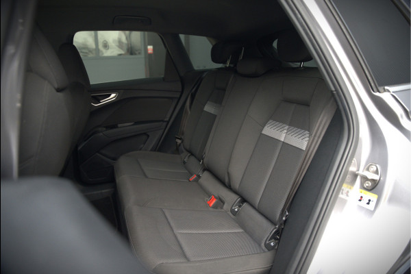 Audi Q4 e-tron 35 Launch edition Advanced 55 kWh | Stoelverwarming | Cruise Control | Navigatie | Apple Carplay | Keyless | Parkeersensoren | RS Seats | Matrix LED | BTW | NAP