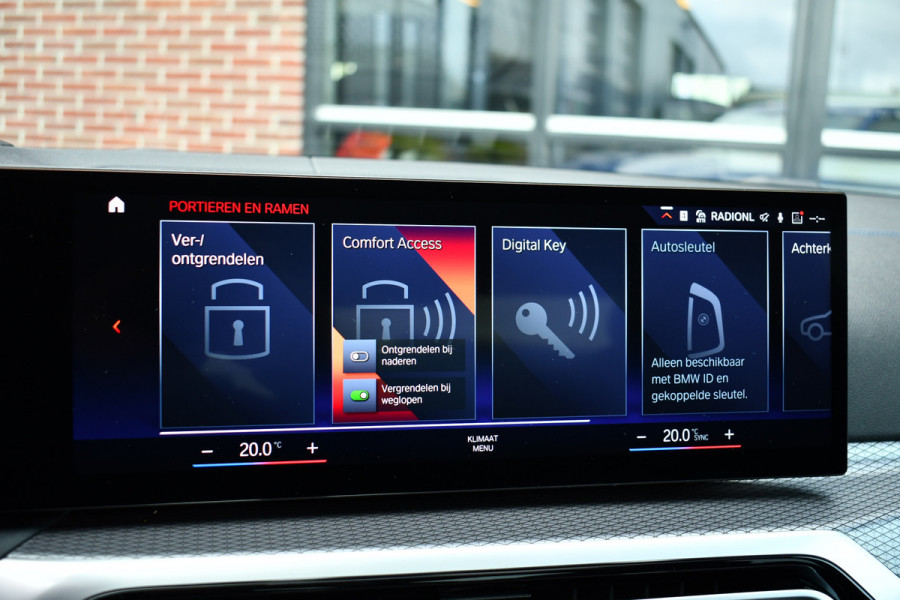 BMW 3-serie 330e xDrive M-Sport Pro Pano M-zetels ACC HUD 19inch El-klep