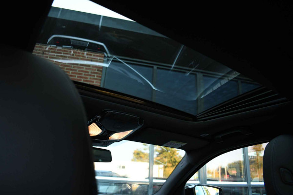 BMW 3-serie 330e xDrive M-Sport Pro Pano M-zetels ACC HUD 19inch El-klep