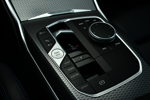 BMW 3-serie 330e xDrive M-Sport Pro Pano M-zetels ACC HUD 19inch El-klep