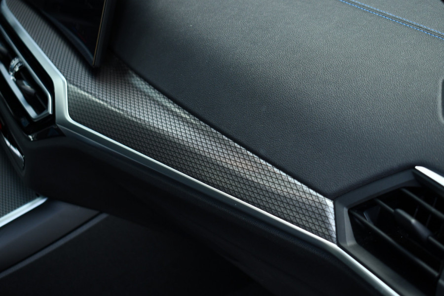 BMW 3-serie 330e xDrive M-Sport Pro Pano M-zetels ACC HUD 19inch El-klep