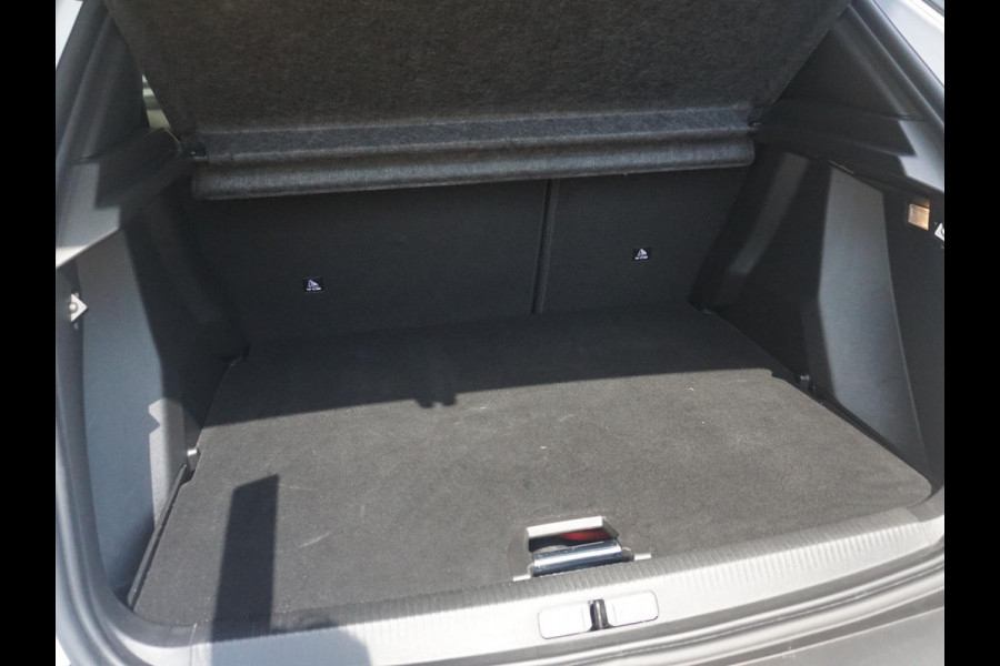 Peugeot e-2008 EV GT 54 kWh