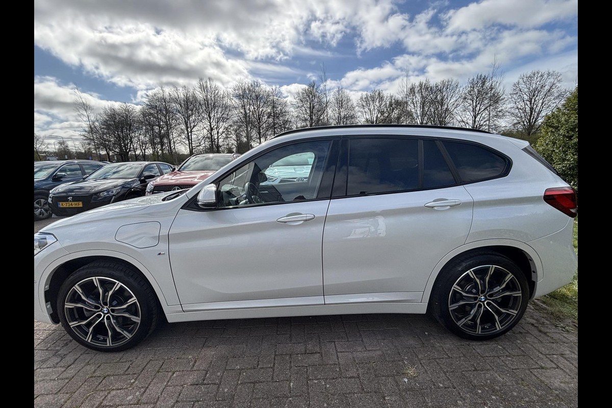BMW X1 xDrive25e M Sport | 220 PK PHEV | Plug-in Hybride | M pakket | Trekhaak | 19 inch | Camera | Sportstoelen | Stoelverwarming | Adaptive Led | Individual dakhemel | Elektrische achterklep