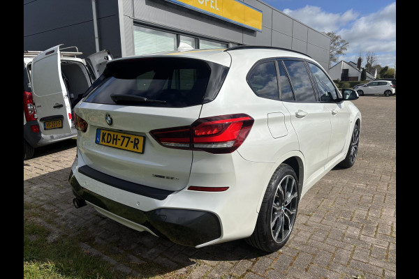 BMW X1 xDrive25e M Sport | 220 PK PHEV | Plug-in Hybride | M pakket | Trekhaak | 19 inch | Camera | Sportstoelen | Stoelverwarming | Adaptive Led | Individual dakhemel | Elektrische achterklep