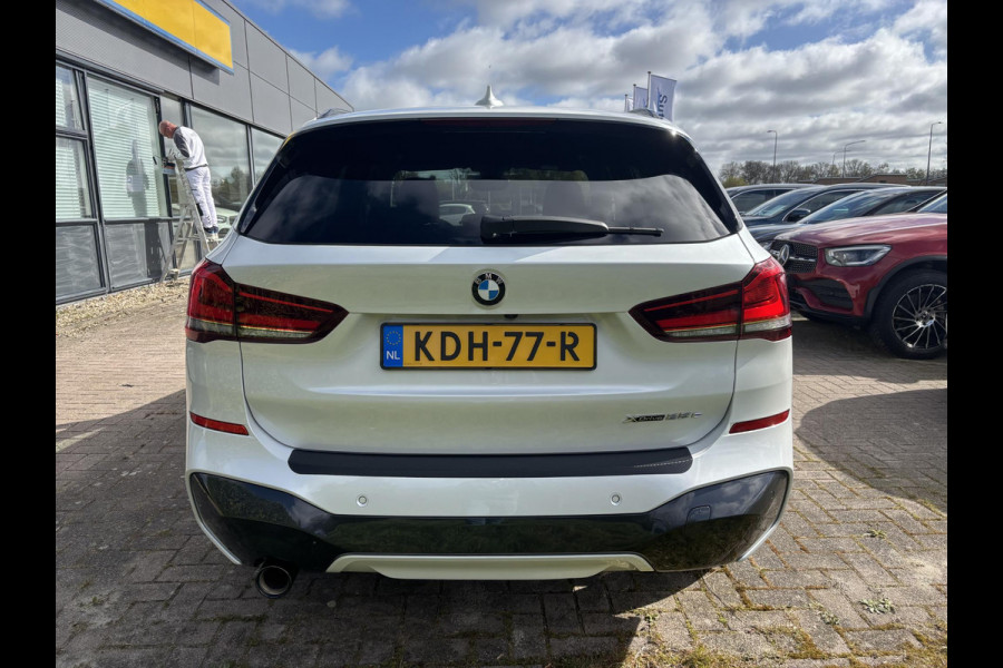 BMW X1 xDrive25e M Sport | 220 PK PHEV | Plug-in Hybride | M pakket | Trekhaak | 19 inch | Camera | Sportstoelen | Stoelverwarming | Adaptive Led | Individual dakhemel | Elektrische achterklep