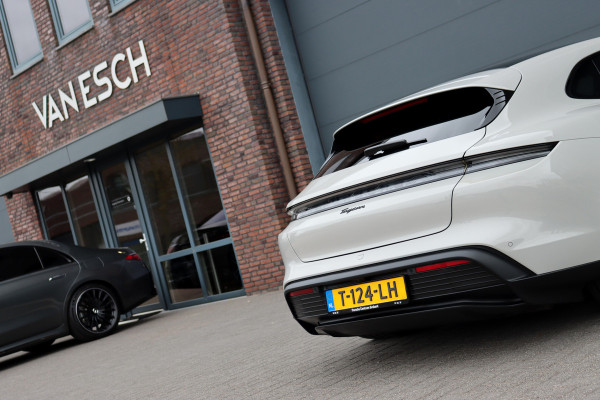 Porsche Taycan Sport Turismo 79 kWh | Achterasbesturing | Luchtvering | Sport-Chrono | ACC | Panoramadak | 18-wegs | BOSE |  Memory | Surround Camera | Verwarmd Stuurwiel |