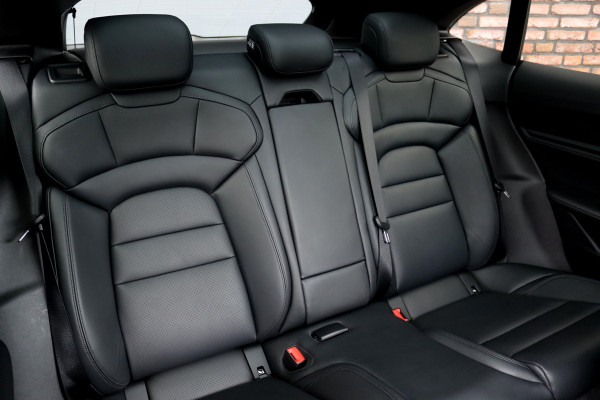 Porsche Taycan Sport Turismo 79 kWh | Achterasbesturing | Luchtvering | Sport-Chrono | ACC | Panoramadak | 18-wegs | BOSE |  Memory | Surround Camera | Verwarmd Stuurwiel |