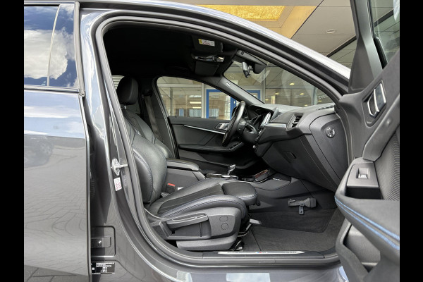 BMW 1-serie 118i Business Edition Plus 136pk Automaat | M Pakket | Navi | Stoelverwarming | PDC |