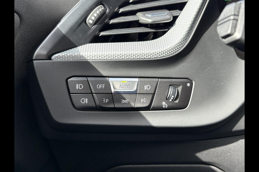 BMW 1-serie 118i Business Edition Plus 136pk Automaat | M Pakket | Navi | Stoelverwarming | PDC |