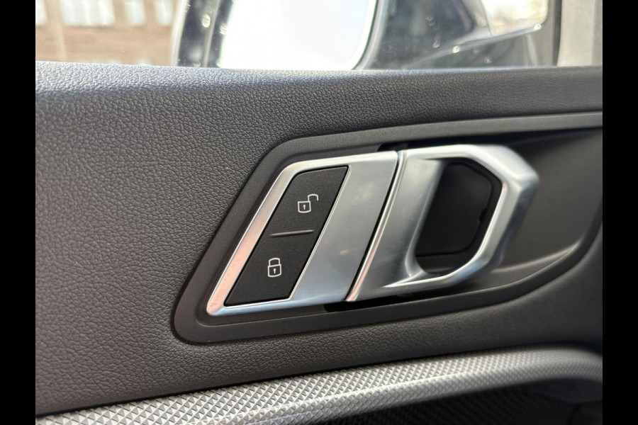 BMW 1-serie 118i Business Edition Plus 136pk Automaat | M Pakket | Navi | Stoelverwarming | PDC |