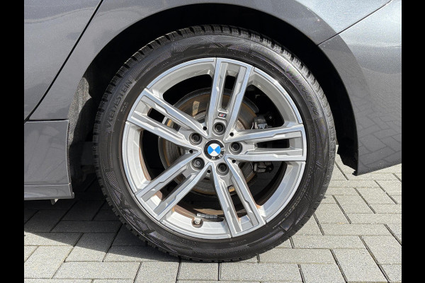 BMW 1-serie 118i Business Edition Plus 136pk Automaat | M Pakket | Navi | Stoelverwarming | PDC |