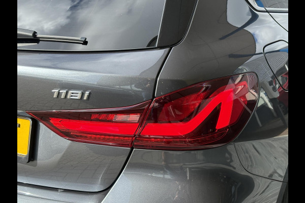 BMW 1-serie 118i Business Edition Plus 136pk Automaat | M Pakket | Navi | Stoelverwarming | PDC |