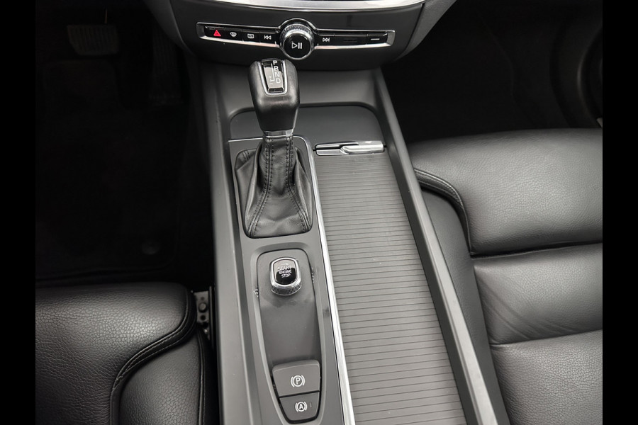 Volvo V60 2.0 D3 Momentum Aut. *PANO | HEAD-UP | LEATHER | FULL-LED | KEYLESS | BLINDSPOT | CAMERA | DAB | DIGI-COCKPIT | NAVI-FULLMAP | ECC | PDC | CRUISE | 17''ALU | TOWBAR*