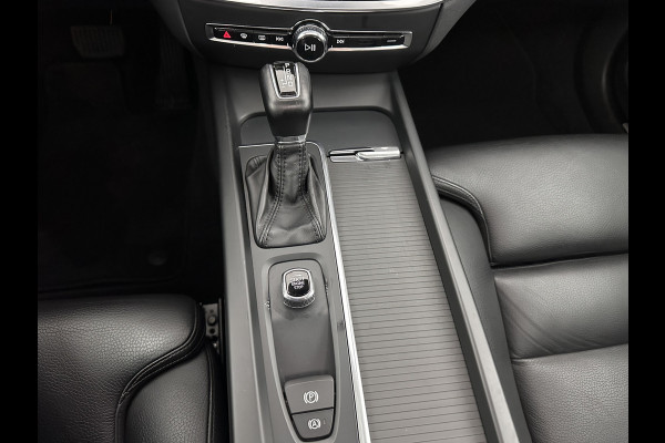 Volvo V60 2.0 D3 Momentum Aut. *PANO | HEAD-UP | LEATHER | FULL-LED | KEYLESS | BLINDSPOT | CAMERA | DAB | DIGI-COCKPIT | NAVI-FULLMAP | ECC | PDC | CRUISE | 17''ALU | TOWBAR*