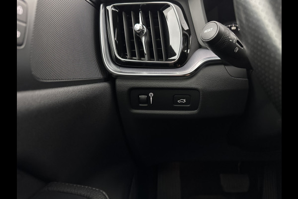 Volvo V60 2.0 D3 Momentum Aut. *PANO | HEAD-UP | LEATHER | FULL-LED | KEYLESS | BLINDSPOT | CAMERA | DAB | DIGI-COCKPIT | NAVI-FULLMAP | ECC | PDC | CRUISE | 17''ALU | TOWBAR*