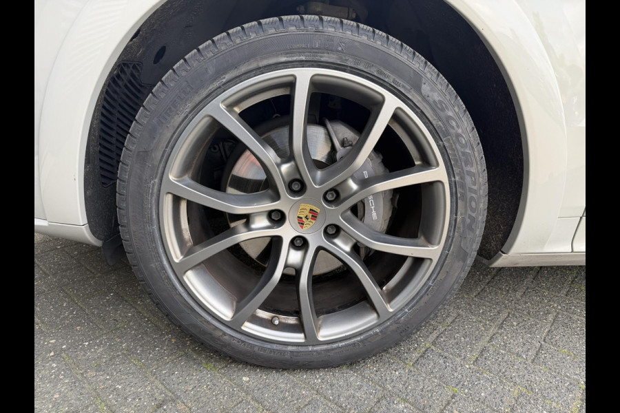 Porsche Cayenne Coupé 3.0 E-Hybrid | Sport Chrono | 360* Camera | Panoramadak | Luchtvering | Bose | DAB | Lane Assist | Privacy Glass |