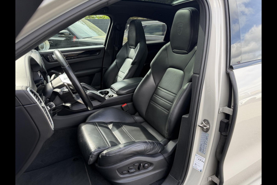 Porsche Cayenne Coupé 3.0 E-Hybrid | Sport Chrono | 360* Camera | Panoramadak | Luchtvering | Bose | DAB | Lane Assist | Privacy Glass |