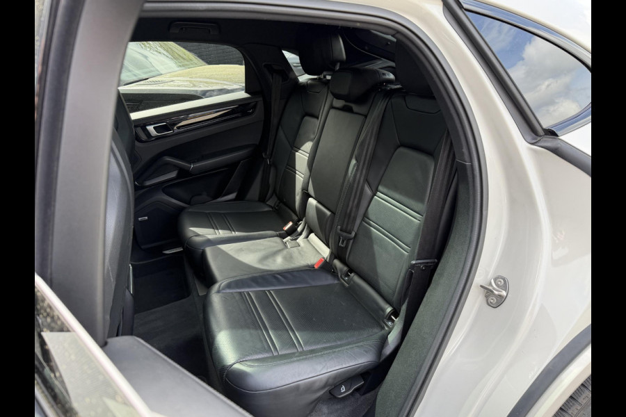 Porsche Cayenne Coupé 3.0 E-Hybrid | Sport Chrono | 360* Camera | Panoramadak | Luchtvering | Bose | DAB | Lane Assist | Privacy Glass |